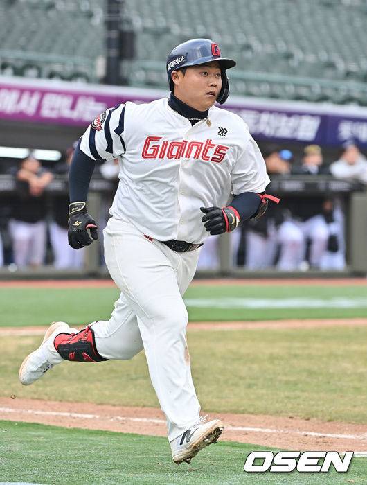 [OSEN=부산, 이석우 기자]  롯데 자이언츠 한동희 077 2026.03.12 / foto0307@osen.co.kr
