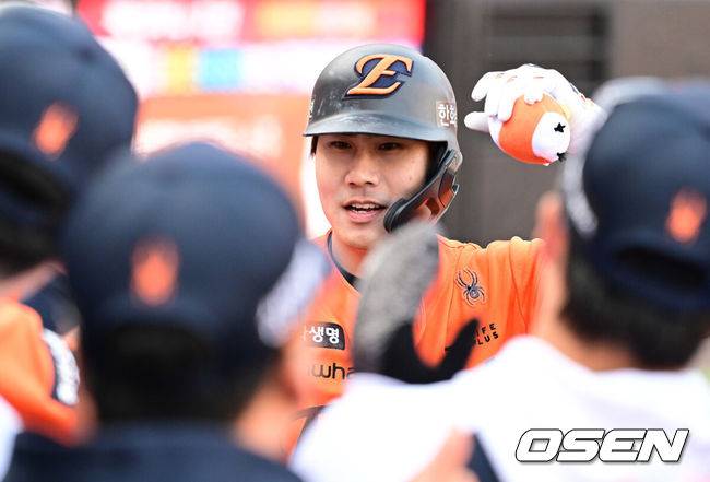 [OSEN=대전, 최규한 기자] 28일 대전 한화생명볼파크에서 ‘2026 신한 SOL KBO리그’ 개막전 한화 이글스와 키움 히어로즈의 맞대결이 열렸다.홈팀 한화는 윌켈 에르난데스, 방문팀 키움은 라울 알칸타라를 선발로 내세웠다. 8회말 2사 1, 2루 상황 한화 심우준이 동점 좌월 스리런포를 날린 뒤 더그아웃 동료들과 환호하고 있다. 2025.03.28 / dreamer@osen.co.kr