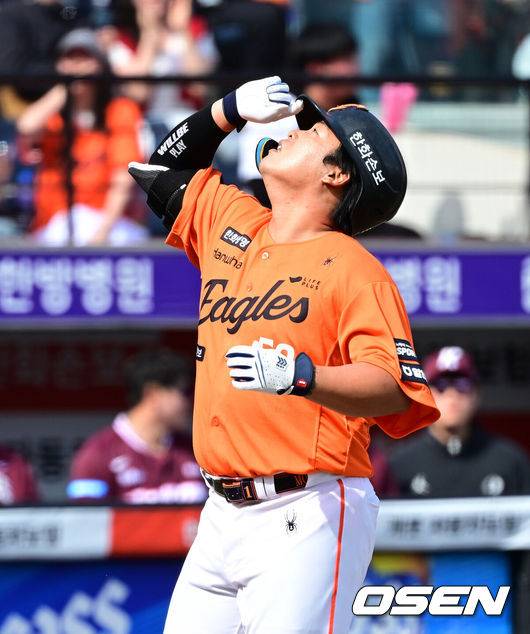 [OSEN=대전, 최규한 기자] 29일 대전 한화생명볼파크에서 ‘2026 신한 SOL KBO리그’ 한화 이글스와 키움 히어로즈의 경기가 열렸다.홈팀 한화는 왕옌청, 방문팀 키움은 하영민을 선발로 내세웠다. 3회말 무사 1루 상황 한화 강백호가 달아나는 좌중간 투런포를 날리고 홈을 밟으며 기뻐하고 있다. 2025.03.29 / dreamer@osen.co.kr