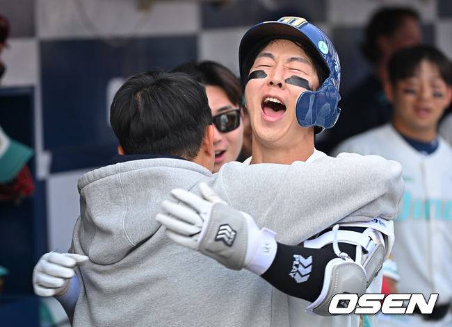 [OSEN=창원, 이석우 기자] 29일 창원NC파크에서 2026 신한 SOL KBO 리그 NC 다이노스와 두산 베어스의 경기가 열렸다. 홈팀 NC는 테일러가, 방문팀 두산은 곽빈이 선발 출전했다. NC 다이노스 박건우가 4회말 1사 좌월 솔로 홈런을 치고 기뻐하고 있다. 2026.03.29 / foto0307@osen.co.kr