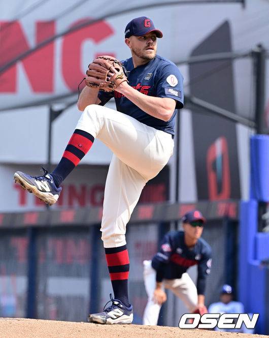 [OSEN=대구, 조은정 기자] 29일 대구삼성라이온즈파크에서 ‘2026 신한 SOL KBO 리그’ 삼성 라이온즈와 롯데 자이언츠의 개막시리즈 경기가 열렸다.개막전 선발 투수로 삼성은 최원태를 롯데는 비슬리를 내세웠다.1회말 롯데 비슬리가 역투하고 있다. 2026.03.29 /cej@osen.co.kr