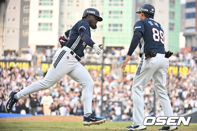 [OSEN=창원, 이석우 기자] 29일 창원NC파크에서 2026 신한 SOL KBO 리그 NC 다이노스와 두산 베어스의 경기가 열렸다. 홈팀 NC는 테일러가, 방문팀 두산은 곽빈이 선발 출전했다. 두산 베어스 카메론이 8회초 1사 1루 좌월 동점 2점 홈런을 치고 하이파이브를 하고 있다. 2026.03.29 / foto0307@osen.co.kr