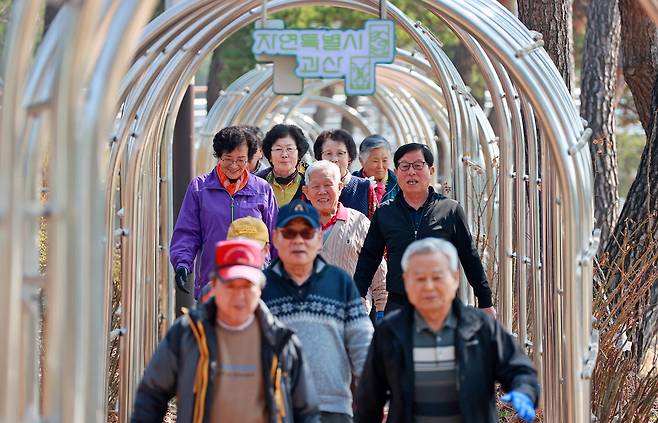 충북 괴산군이 추진한 ‘걷다보니 통장부자’ 사업으로 군민들이 동진천 산책로에 줄을 잇는다. 괴산군 제공