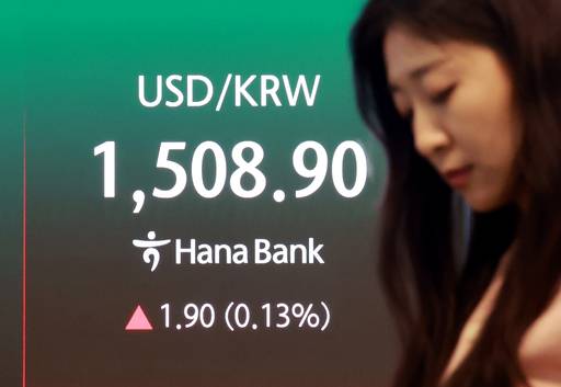 27일 서울 중구 하나은행 본점 딜링룸 전광판에 종가가 표시되고 있다. 이날 코스피지수는 전일 대비 21.59포인트(p)(0.40%) 내린 5438.87, 코스닥은 4.87p(0.43%) 오른 1141.51로 장을 마감했다. 달러·원 환율은 전일 대비 1.9원 오른 1508.90원에 거래되고 있다. 뉴스1