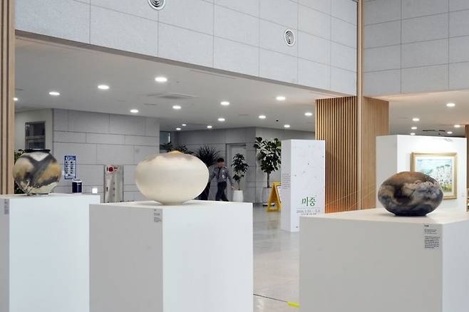 익산예술의전당 미술관이 익산시청사 1층에 마련한 특별전 ‘시청 안 미술관-마중’. 익산시 제공
