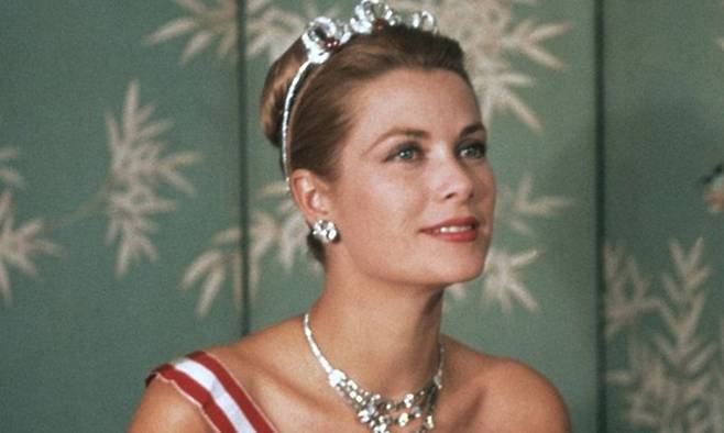 그레이스 켈리 전 모나코 왕비. 미국 할리우드 스타로 활동하다가 1956년 모나코 군주와 결혼하며&nbsp;왕비가 되었다. 1982년 불의의 교통사고로 세상을 떠날 때까지 가톨릭 선교를 위해 많은 활동을 했다.&nbsp;SNS&nbsp;캡처