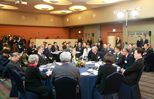 이재명 대통령이 29일 제주시의 한 리조트에서&nbsp;제주 4·3유족회와&nbsp;오찬 간담회를 갖고 있다. 제주도청출입기자단