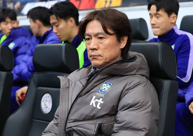 홍명보 한국축구국가대표팀 감독이 28일 영국 밀턴킨스 스타디움 MK에서 열린 코트디부아르와 평가전에 입장해 경기 시작을 기다리고 있다. 밀턴킨스=연합뉴스