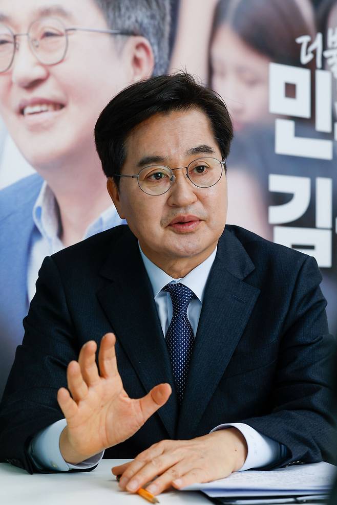 김동연 경기지사가 지난 26일 경기 수원에 있는 선거사무소에서 진행한 세계일보 인터뷰에서 6·3 지방선거의 의미와 향후 도정 계획 등에 대해 밝히고 있다. 수원=유희태 기자