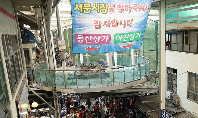지난 27일 대구 민심의 바로미터로 불리는 중구 서문시장이 상인들과 시민들로 북적이고 있다. 연합뉴스