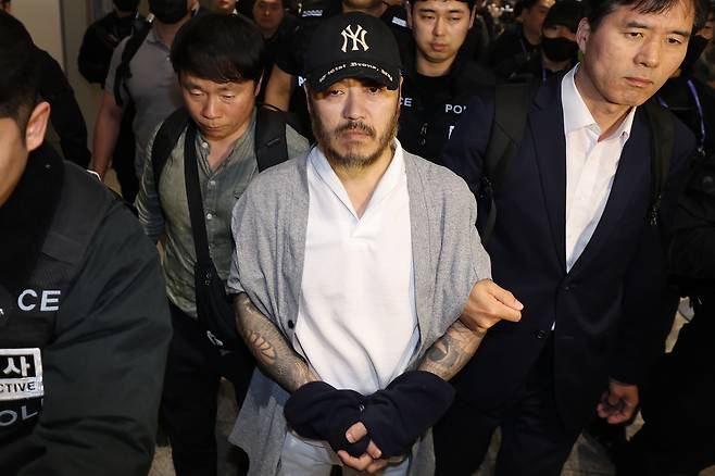 필리핀에서 복역 중이던 이른바 ‘마약왕’ 박왕열이 지난 25일 한국으로 송환, 인천국제공항에서 이송되고 있다. 인천공항=뉴스1