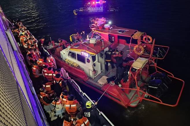 28일 오후 서울 한강 반포대교 인근에서 운항 중이던 유람선이 바닥에 걸려 멈추는 사고가 발생해 소방당국이 승객들을 구조하고 있다. 뉴스1 (독자 제공)