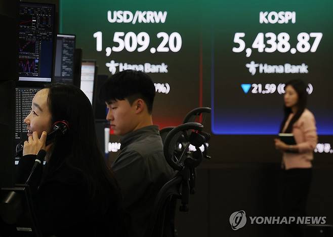 3월 27일 서울 중구 하나은행 본점 딜링룸 전광판에 코스피 종가와 원·달러 환율이 표시돼 있다. 이날 코스피는 전장보다 21.59포인트(0.40%) 내린 5438.87로 거래를 마쳤다. 연합뉴스
