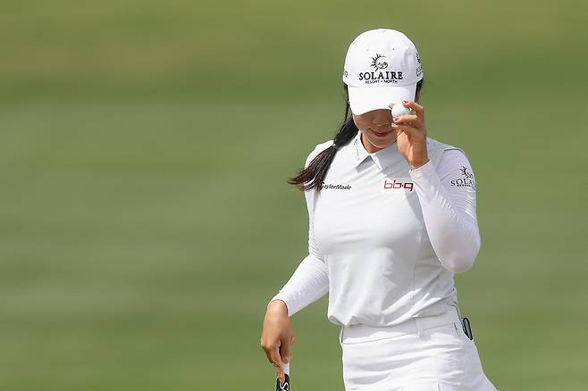 갤러리에게 인사하고 있는 윤이나. 사진 제공=AFP연합뉴스