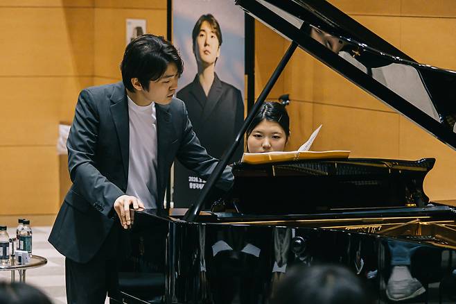 피아니스트 조성진이 29일 통영국제음악당 리허설룸에서 마스터클래스를 열고 후배들의 연주를 들으며 지도하고 있다.  사진 제공=통영국제음악재단