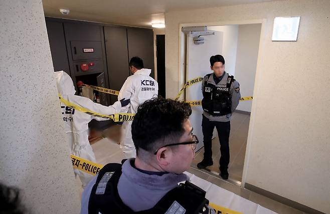3월7일 부산 부산진구 한 아파트에서 50대 현직 항공사 기장 B가 흉기에 찔려 숨진 채 발견된 가운데 경찰 과학수사대 관계자들이 사건 현장을 조사하고 있다. ⓒ뉴스1