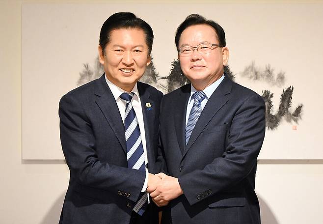 정청래 더불어민주당 대표(왼쪽)와 김부겸 전 국무총리가 3월26일 서울 중구 달개비에서 회동 전 손을 맞잡고 있다. ⓒ연합뉴스