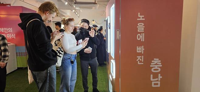 충남문화관광재단이 최근 서울 거점을 강화하는 한편 해외 관광객 유치에 적극적으로 나서고 있다. 27~29일 서울 북촌 CN 갤러리에서 열린 ‘2026 충남관광 홍보 팝업스토어’를 방문한 외국인 관광객들.   사진제공 ｜ 충남문화관광재단