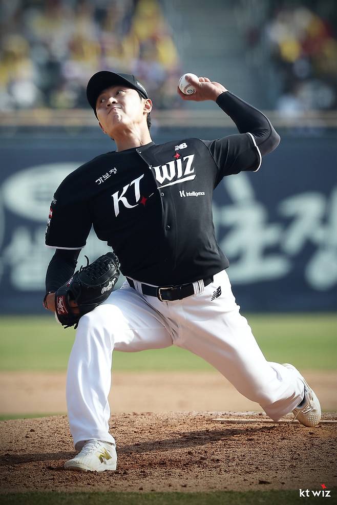 KT 전용주가 28일 잠실 LG전에서 투구하고 있다. KT 위즈 제공