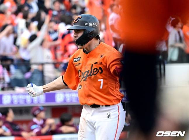 한화 이글스 심우준이 28일 키움 히어로즈와 시즌 개막전에서 8회말 동점 스리런 홈런을 터뜨리고 포효하고 있다.
