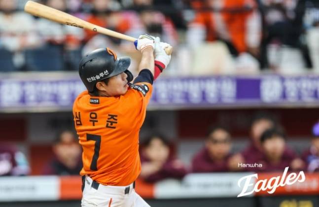 8회말 홈런을 터뜨리고 타구를 바라보는 심우준. /사진=한화 이글스 제공