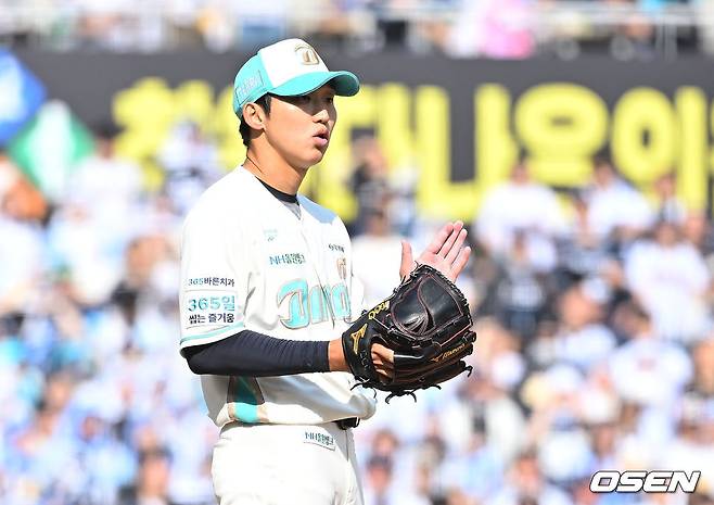 구창모가 야수진의 호수비에 박수를 보내고 있다.