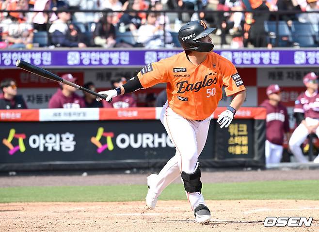 강백호가 3회말 투런 홈런을 날리고 타구를 바라보고 있다.