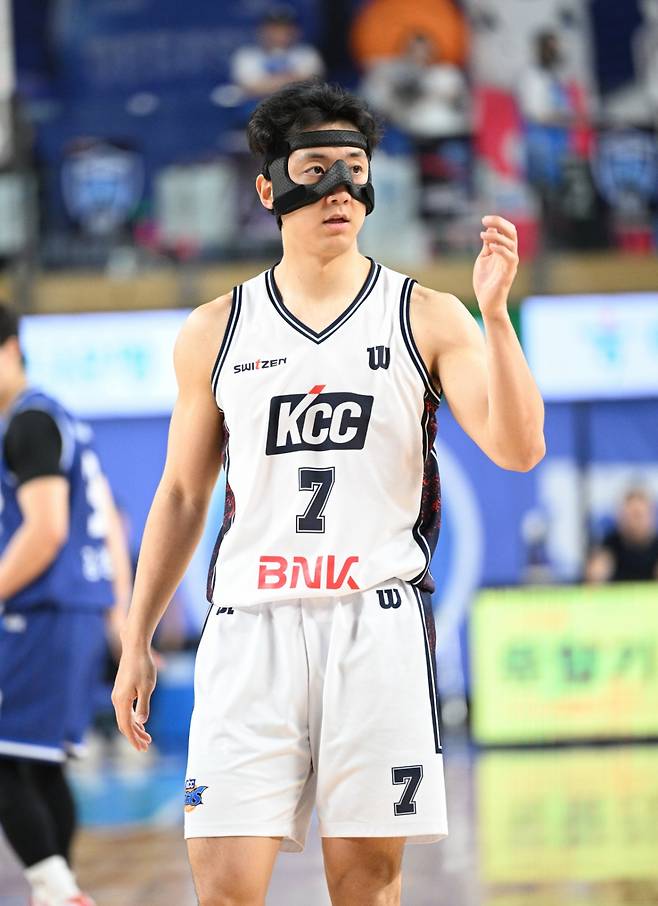 부산KCC 허훈이 코뼈 골절 부상 후 마스크를 쓰고 복귀했다. /사진=KBL 제공