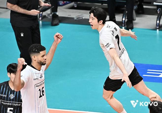 29일 서울 장충체육관에서 열린 진에어 2025~2026 프로배구 V-리그 남자부 플레이오프 2차전 우리카드와 현대캐피탈의 경기, 현대캐피탈 선수들이 기뻐하고 있다. /사진=한국배구연맹 제공
