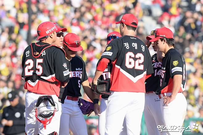 28일 오후 인천SSG랜더스필드에서 열린 '2026 신한 SOL Bank KBO리그' KIA 타이거즈와 SSG 랜더스의 경기, SSG가 홈개막전 7:6 역전 승리를 거뒀다.  9회말 KIA 이범호 감독이 마운드에 올라 정해영을 격려하고 있다. 엑스포츠뉴스 DB