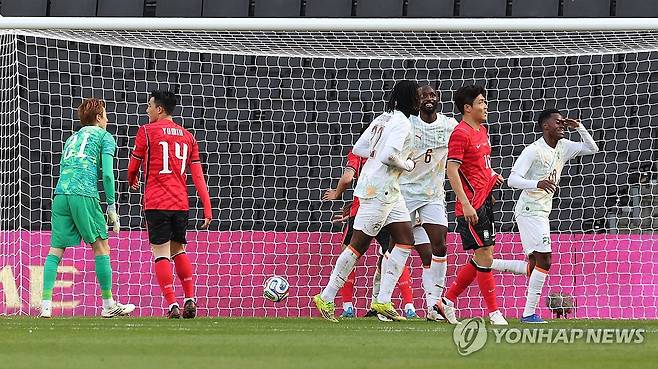 아쉬워 하는 한국 (밀턴킨스[영국]=연합뉴스) 최재구 기자 = 한국축구국가대표팀이 28일(현지시간) 영국 밀턴킨스 스타디움 MK에서 열린 코트디부아르와 평가전에서 두번째 실점을 아쉬워하고 있다. 2026.3.29 jjaeck9@yna.co.kr