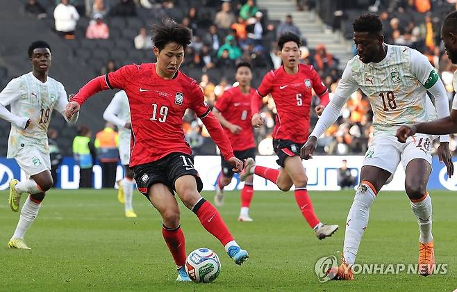 돌파 시도하는 이강인 (밀턴킨스[영국]=연합뉴스) 최재구 기자 = 한국축구국가대표팀 이강인이 28일(현지시간) 영국 밀턴킨스 스타디움 MK에서 열린 코트디부아르와 평가전에서 돌파를 시도하고 있댜. 2026.3.29 jjaeck9@yna.co.kr