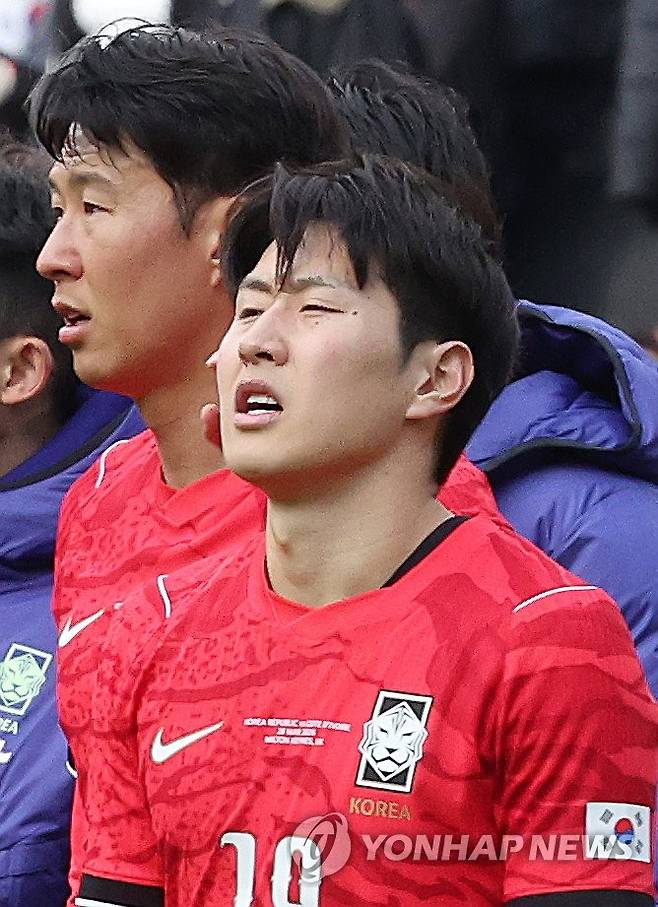 4대 0 이라니.... (밀턴킨스[영국]=연합뉴스) 최재구 기자 = 한국축구국가대표팀이 손흥민과 이강인이 28일(현지시간) 영국 밀턴킨스 스타디움 MK에서 열린 코트디부아르와 평가전에서 4-0으로 패하고 아쉬워하고 있다. 2026.3.29 jjaeck9@yna.co.kr
