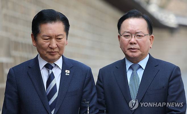 회동 마친 정청래 대표와 김부겸 전 국무총리 (서울=연합뉴스) 이진욱 기자 = 더불어민주당 정청래 대표와 김부겸 전 국무총리가 26일 서울 중구 달개비에서 회동을 마친 뒤 취재진에게 내용을 설명하고 있다. 2026.3.26 cityboy@yna.co.kr