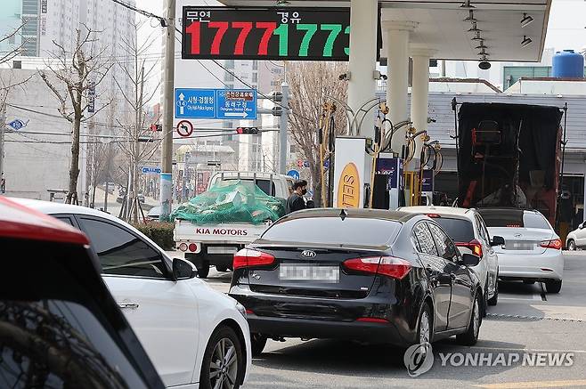 저렴한 주유소로 (부산=연합뉴스) 강선배 기자 = 2차 석유 최고가격제 시행 첫날인 27일 부산 동래구 1700원대의 한 주유소에서 차들이 주유를 위해 줄지어 서 있다 2026.3.27 sbkang@yna.co.kr
