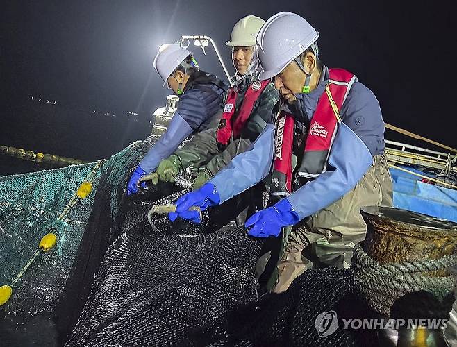 새벽 조업 나선 정청래 대표 (영덕=연합뉴스) 안정훈 기자 = 더불어민주당 정청래 대표가 28일 새벽 경북 영덕 앞바다에서 조업에 참여해 물고기로 가득 찬 어망을 끌어 올리고 있다. 2026.3.28 [국회기자단 공동취재] hug@yna.co.kr