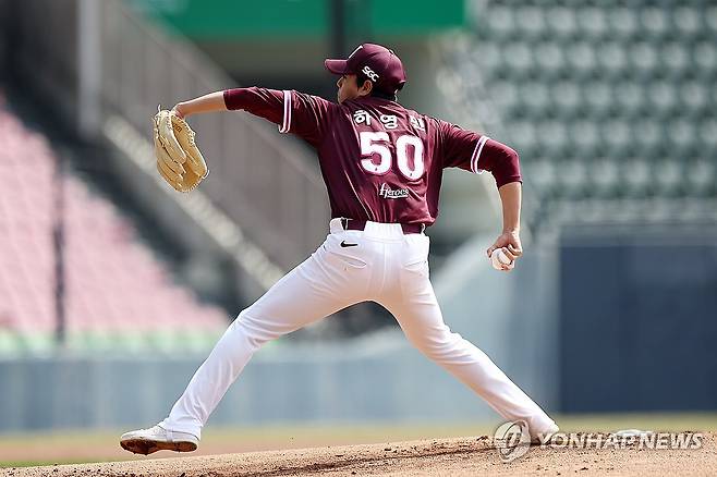 역투하는 키움 선발, 하영민 (서울=연합뉴스) 윤동진 기자 = 23일 잠실야구장에서 열린 2026 KBO리그 시범 경기 키움 히어로즈 대 LG트윈스 경기. 1회 말 키움 선발투수 하영민이 역투하고 있다. 2026.3.23 mon@yna.co.kr