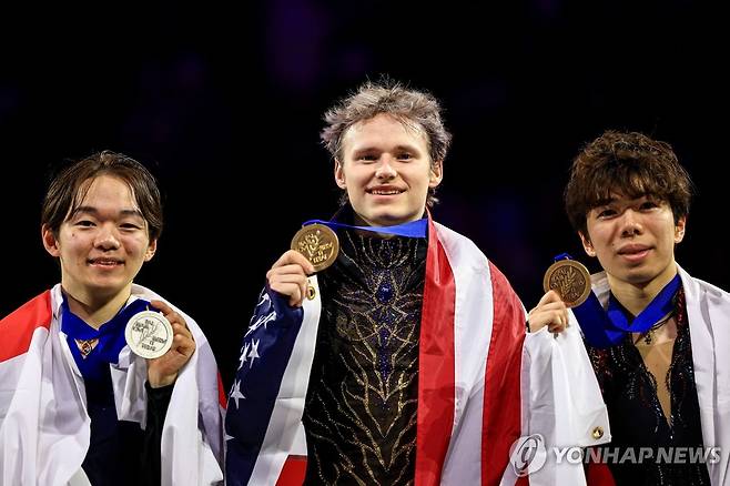 남자 싱글 금메달을 따낸 일리아 말리닌(가운데) [EPA=연합뉴스]