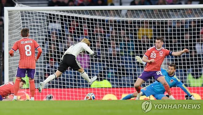 결승골을 터트리는 일본의 이토 준야 [EPA=연합뉴스]