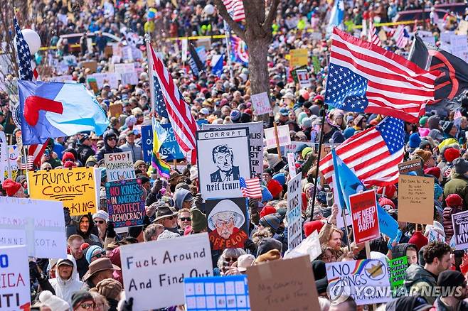 28일(현지시간) 미국 미네소타주 의회 밖에 모인 '노 킹스'(No Kings) 시위대 [AFP 연합뉴스 자료사진. 재판매 및 DB 금지]
