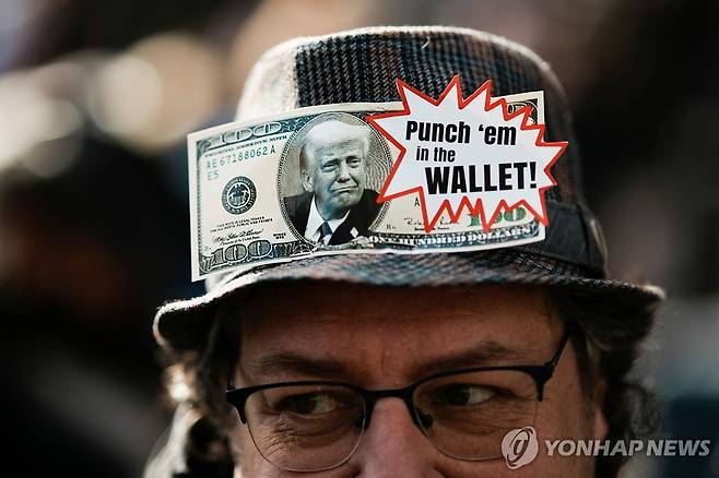 28일(현지시간) 미국 뉴욕에서 열린 '노 킹스'(No Kings) 시위에 참가한 남성 [로이터 연합뉴스 자료사진. 재판매 및 DB 금지]