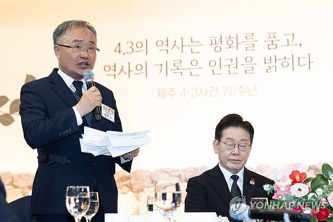 유족회장 발언 듣는 이재명 대통령 (제주=연합뉴스) 김도훈 기자 = 이재명 대통령이 29일 제주시의 한 호텔에서 열린 제주 4·3 희생자 유족과의 오찬에서 김창범 제주 4·3 희생자 유족회장의 환영사를 듣고 있다. 2026.3.29 [청와대통신사진기자단] superdoo82@yna.co.kr