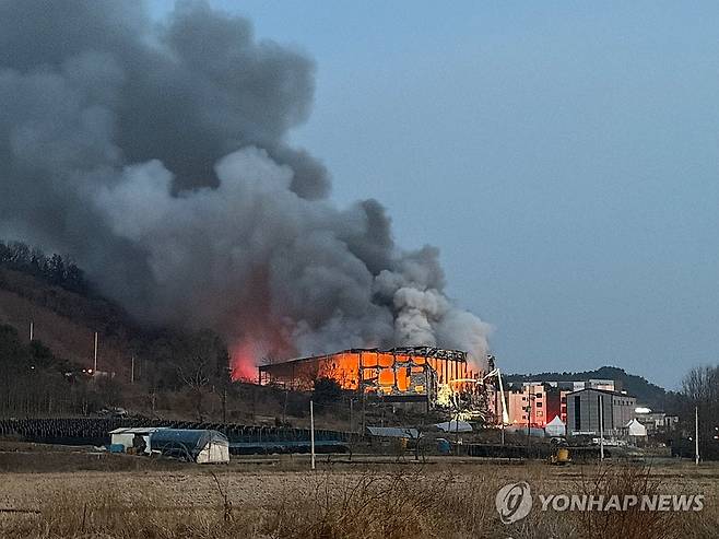 용인 처인구 물류창고서 불 [독자 제공. 재판매 및 DB 금지] photo@yna.co.kr