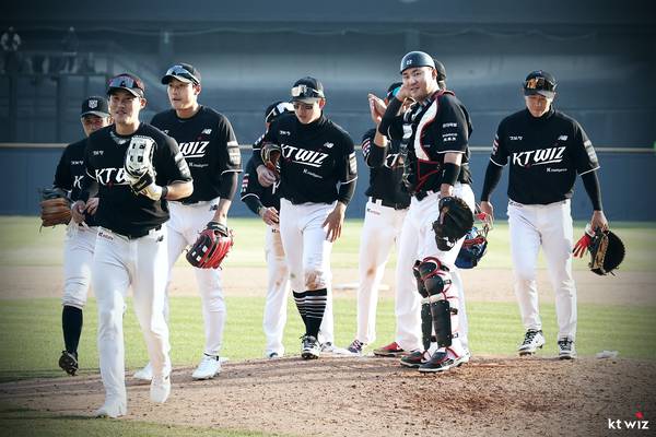 프로야구 수원 kt wiz 선수들이 지난 28일 잠실야구장에서 열린 LG 트윈스와의 경기에서 승리한 뒤 기뻐하고 있다. 2026.3.28 /kt wiz 제공