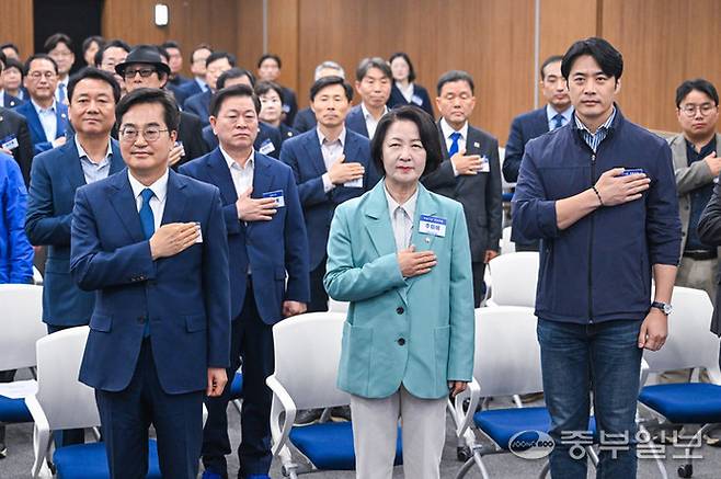 (왼쪽부터)김동연·추미애·한준호 더불민주당 경기도지사 경선 후보가 30일 오전 수원시 영통구 경기도의회에서 열린 더불어민주당 경기도당 상무위원회 회의에서 국민의례를 하고 있다. 임채운기자