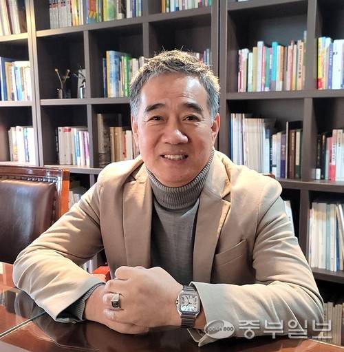 수원 지역사회에서 나눔의 상징으로 떠오르고 있는 '더(THE)사랑 봉사본부'의 수장, 이근춘 회장은 30년 넘게 범죄 현장을 누비던 형사라는 직분을 내려놓고, 이제는 이웃의 아픔을 보듬는 봉사단체를 이끌고 있다. 강소하 기자