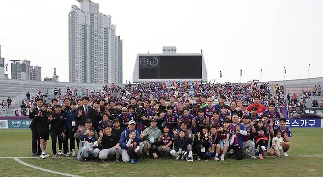 수원FC가 수원종합운동장서 열린 파주와 경기서 승리한후 기념촬영을 하고 있다. 사진=한국프로축구연맹