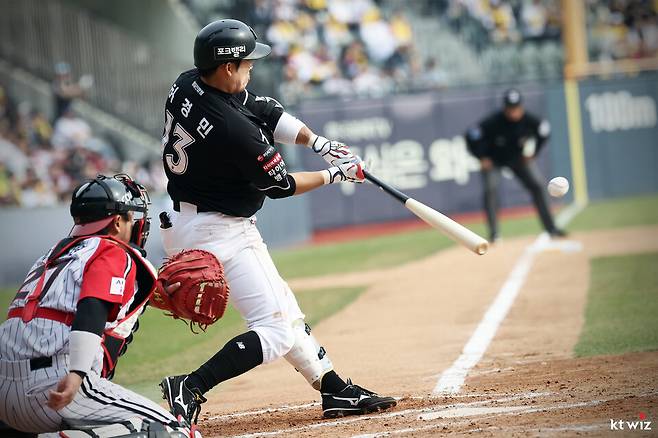 지난 29일 서울 잠실구장에서 열린 2026 신한 SOL 뱅크 KBO리그 kt 위즈와 LG 트윈스의 경기에서 kt 허경민이 타격을 하고 있다.