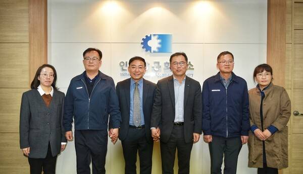 박재완 인천출입국·외국인청장과 이상범 인천상공회의소 상근부회장 등 관계자들이 인천지역 소상공업계의 외국인 고용개선 및 비자정책 논의를 마치고 기념쵤영을 하고 있다. <인천출입국·외국인청 제공>