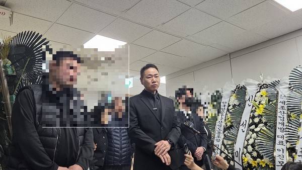 (주)안전공업 참사 유족 대표가 30일 건양대병원 장례식장에서 기자회견을 하고 있다. 사진=김중곤 기자